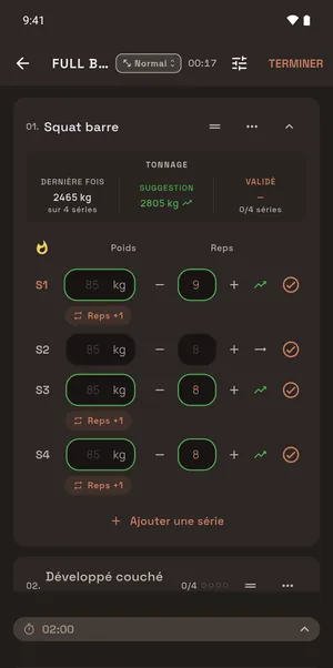 Un exercice en séance : la dernière fois 2465 kg sur 4 séries, la suggestion du jour 2465 kg, rien de validé encore, et la première série annoncée « au-dessus de l'objectif ».